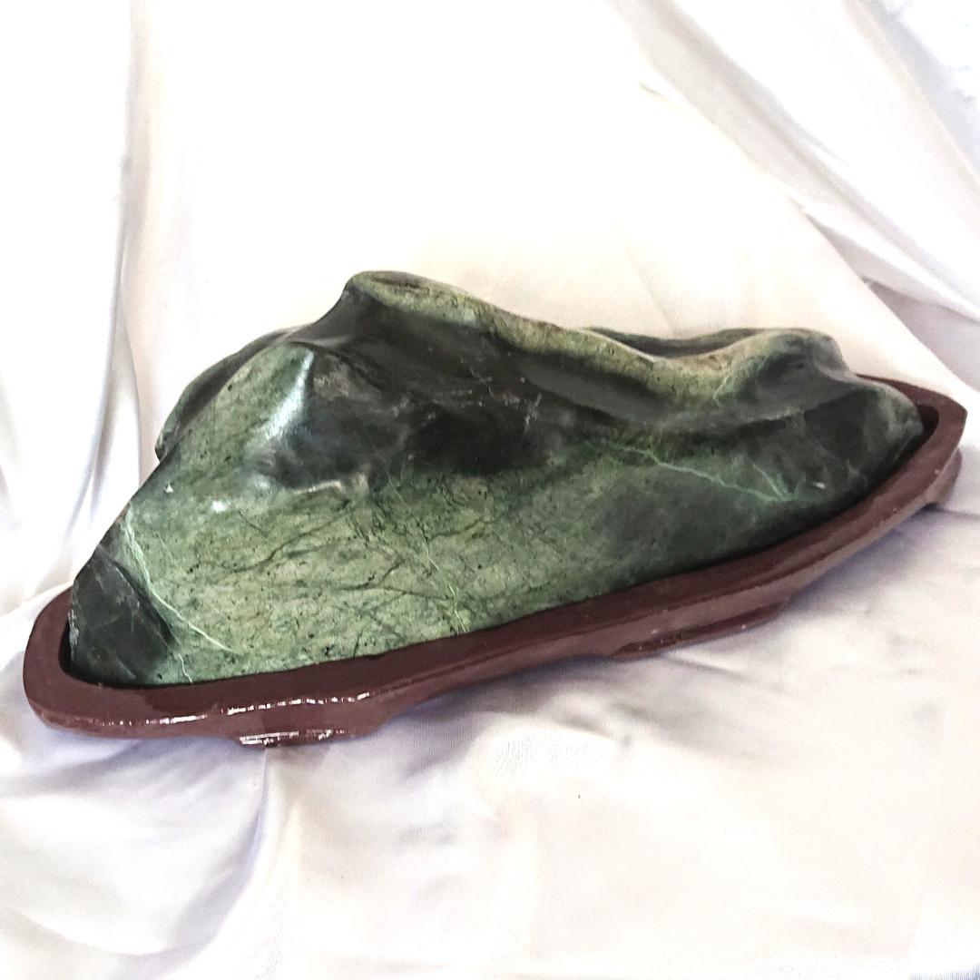 天然石愛石家放出品、美石縁起物の蛇石です。鑑賞台付き　蛇紋石　観賞石