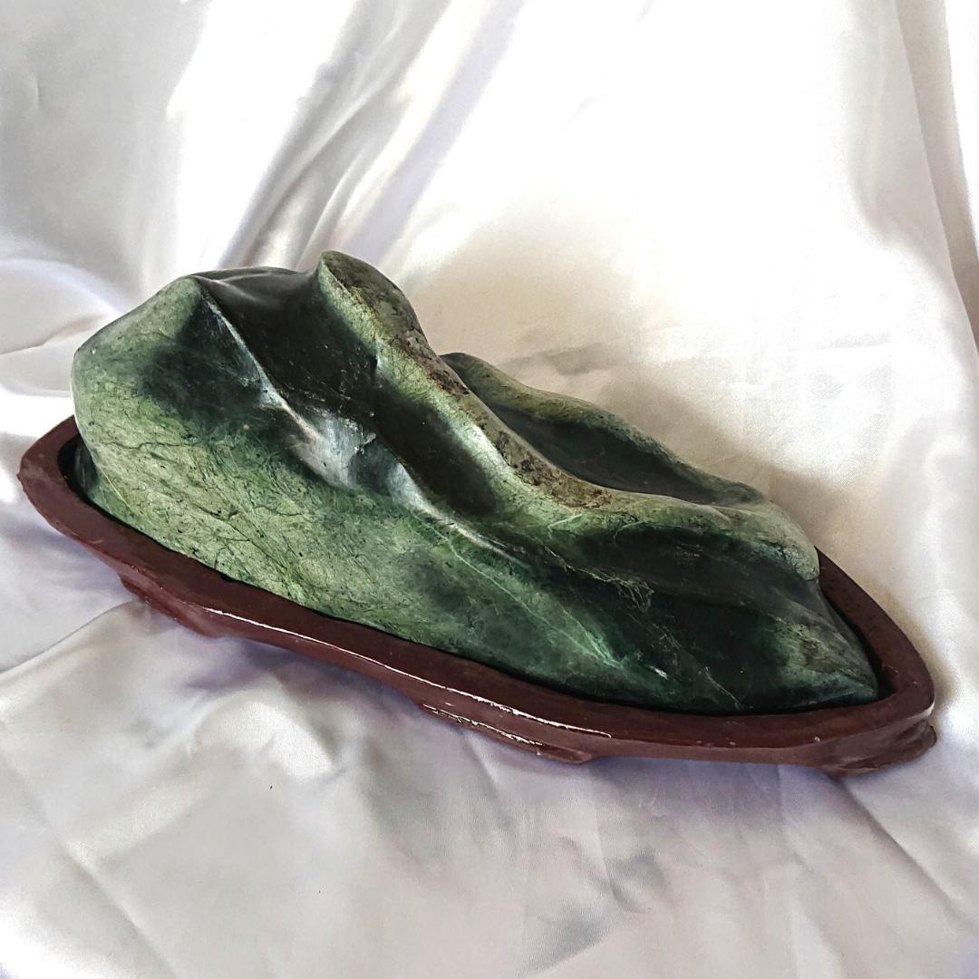 天然石愛石家放出品、美石縁起物の蛇石です。鑑賞台付き　蛇紋石　観賞石