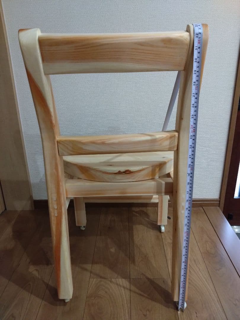 檜の椅子(86）再値下げ❕座面は削り込みにより座りやすく、背もたれ、キャスター付