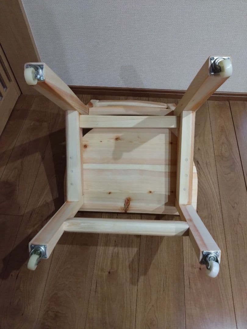 檜の椅子(86）再値下げ❕座面は削り込みにより座りやすく、背もたれ、キャスター付