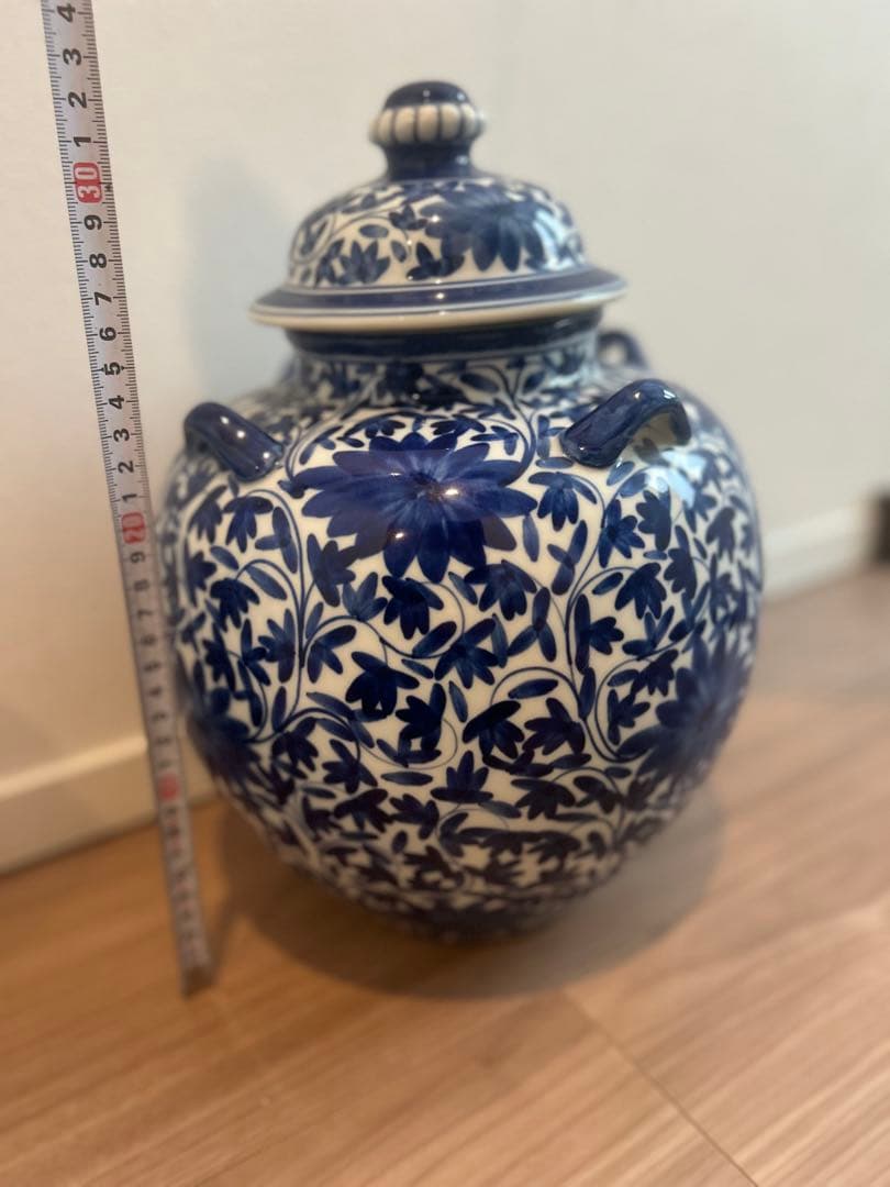 青と白の花柄の陶器の壺　中国伝統
