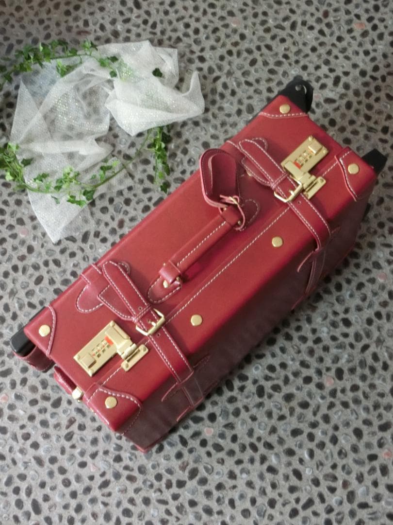 新品未使用☆頑強しっかりした作りの可愛い赤色スーツケース　ダイヤル式鍵付