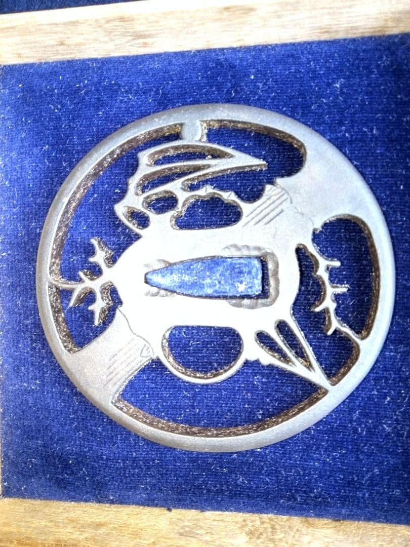 メ*9様 鍔 (つば)　金属製　伝説の生物デザイン 　木製フレーム付き