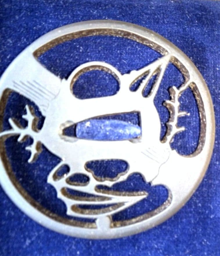 メ*9様 鍔 (つば)　金属製　伝説の生物デザイン 　木製フレーム付き