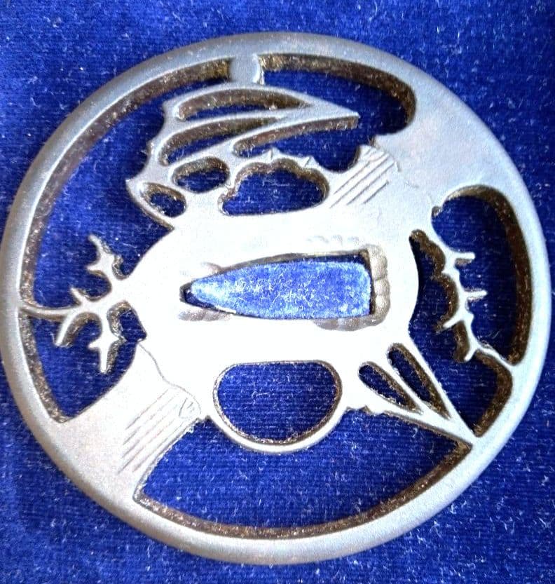 メ*9様 鍔 (つば)　金属製　伝説の生物デザイン 　木製フレーム付き