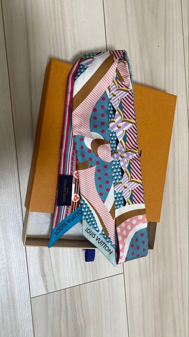 LOUIS VUITTON シルクスカーフ