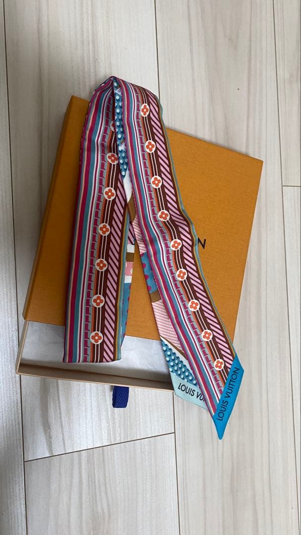 LOUIS VUITTON シルクスカーフ