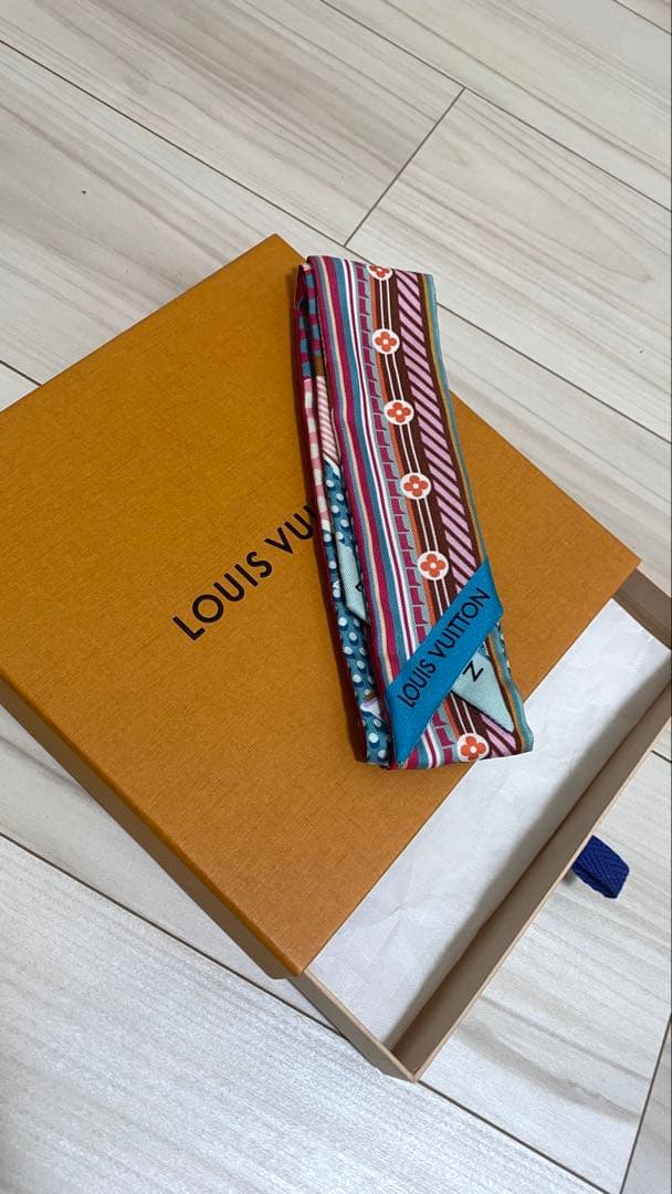 LOUIS VUITTON シルクスカーフ