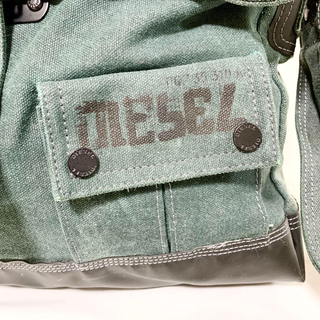 DIESEL メッセンジャーバッグ ダークグリーン ポケットにロゴ