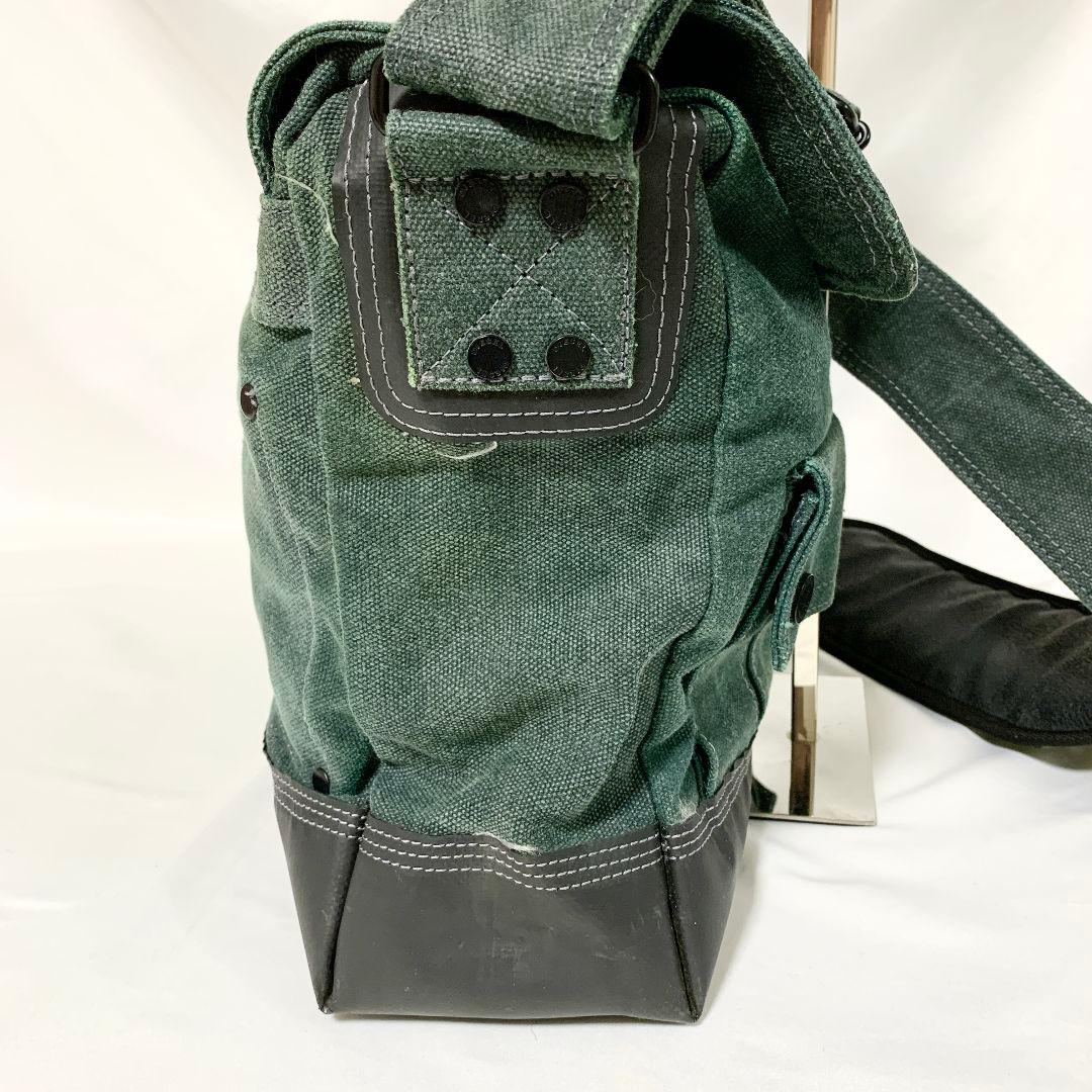 DIESEL メッセンジャーバッグ ダークグリーン ポケットにロゴ