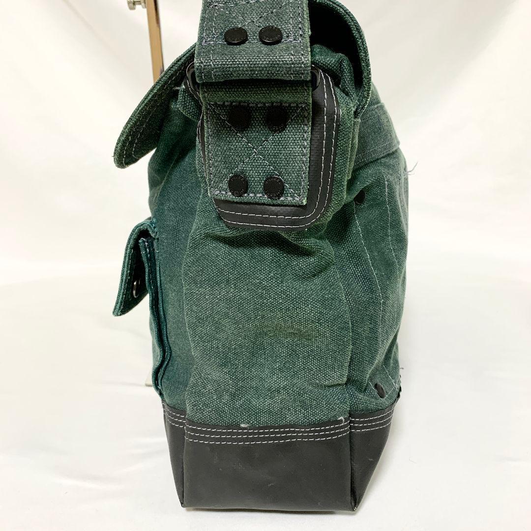 DIESEL メッセンジャーバッグ ダークグリーン ポケットにロゴ