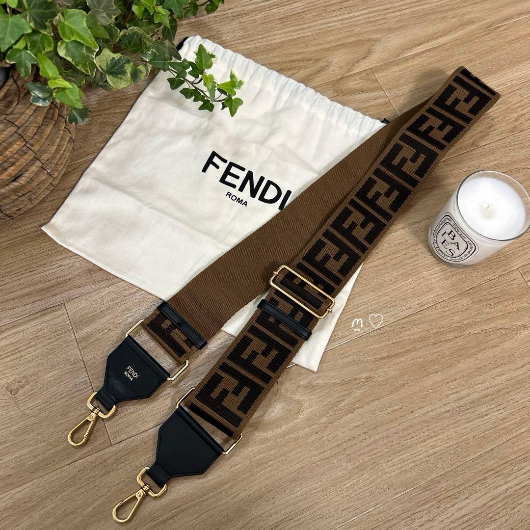 FENDIフェンディ　ストラップユー　ズッカショルダーストラップ　バッグチャーム