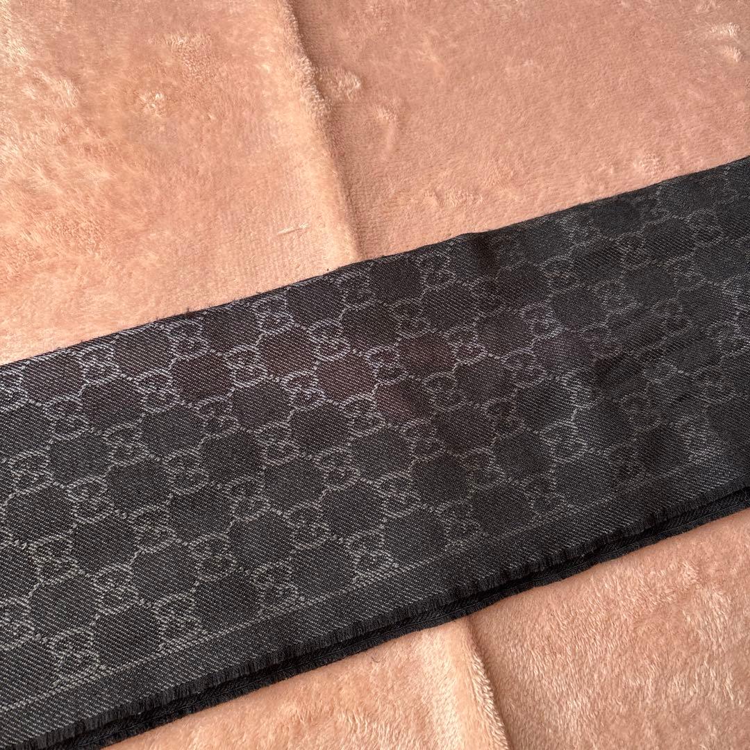 GUCCI マフラー　ブラック　ロゴマフラー(おまけの巾着付)