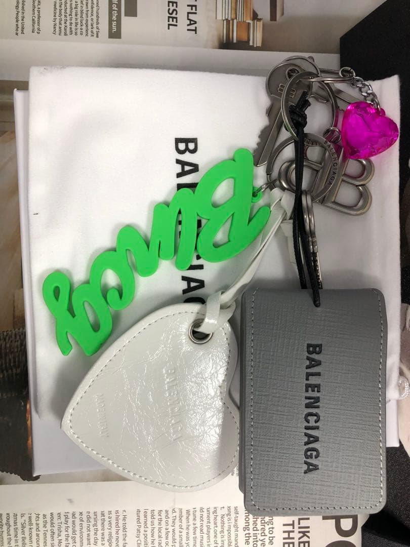 BALENCIAGA ロゴデザイン レザー キーホルダー グレー ホワイト