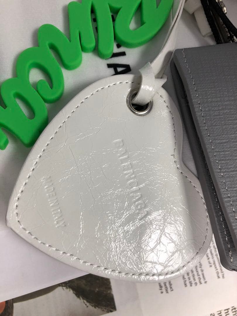 BALENCIAGA ロゴデザイン レザー キーホルダー グレー ホワイト