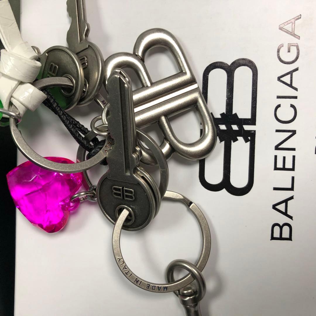 BALENCIAGA ロゴデザイン レザー キーホルダー グレー ホワイト