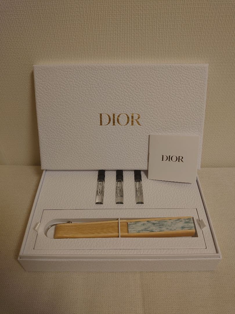 Dior プラチナ会員限定ノベルティ２セット（ヘアブラシのセット、扇子のセット）