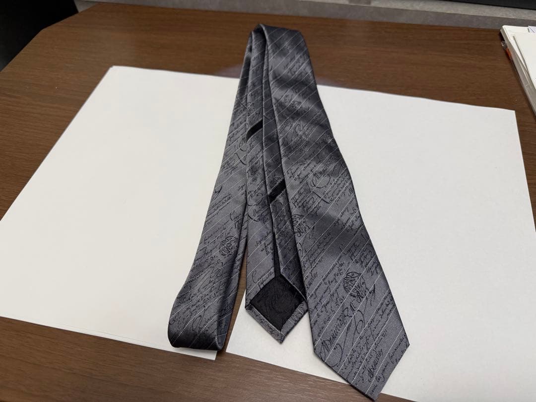 BERLUTI グレー 文字模様 ネクタイ