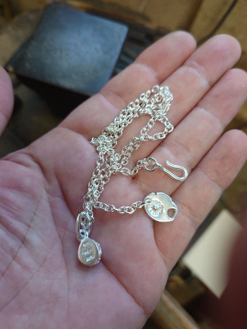 シルバーネックレス　金具太陽部分の中央にワンポイントゴールド