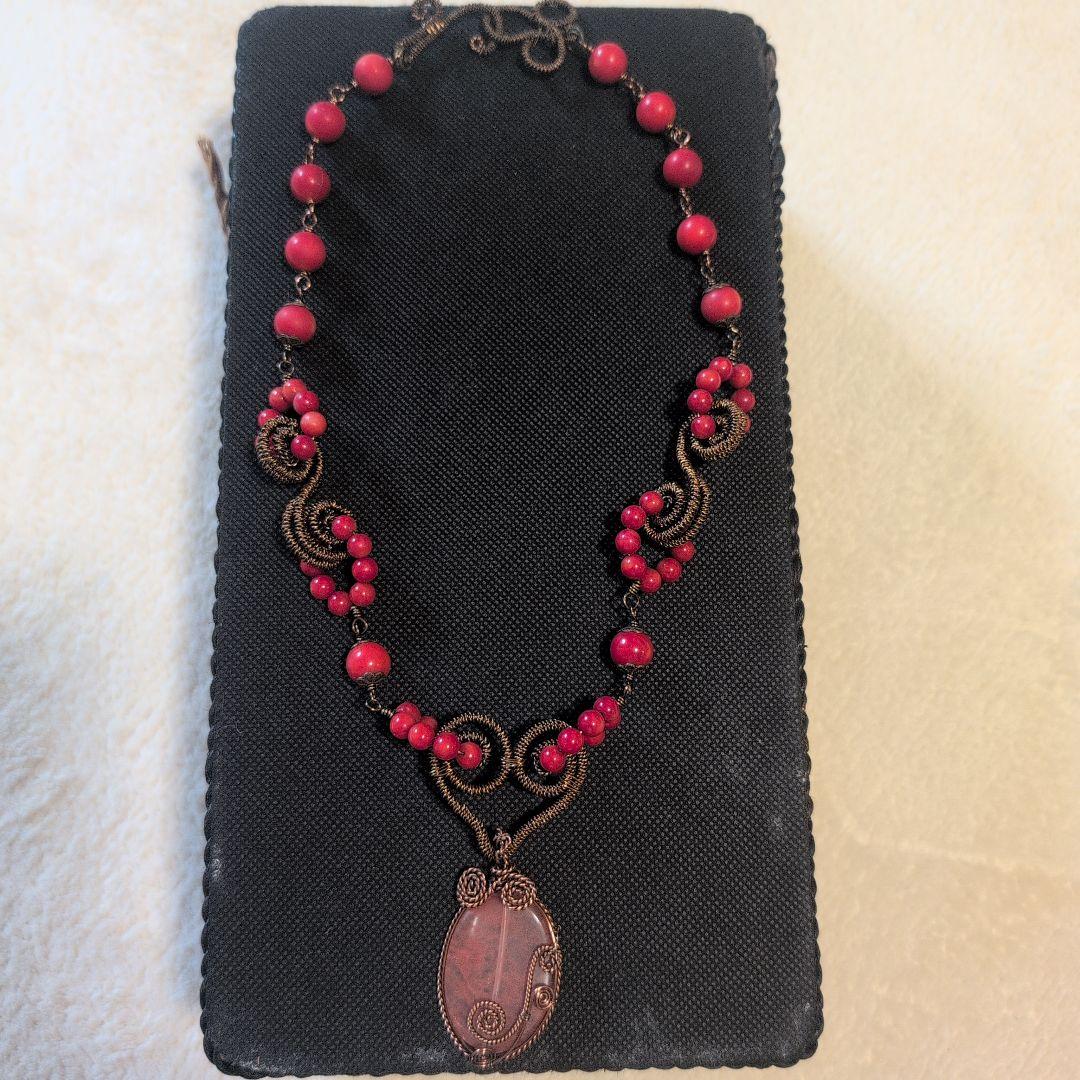 赤いビーズのスワールデザインネックレス