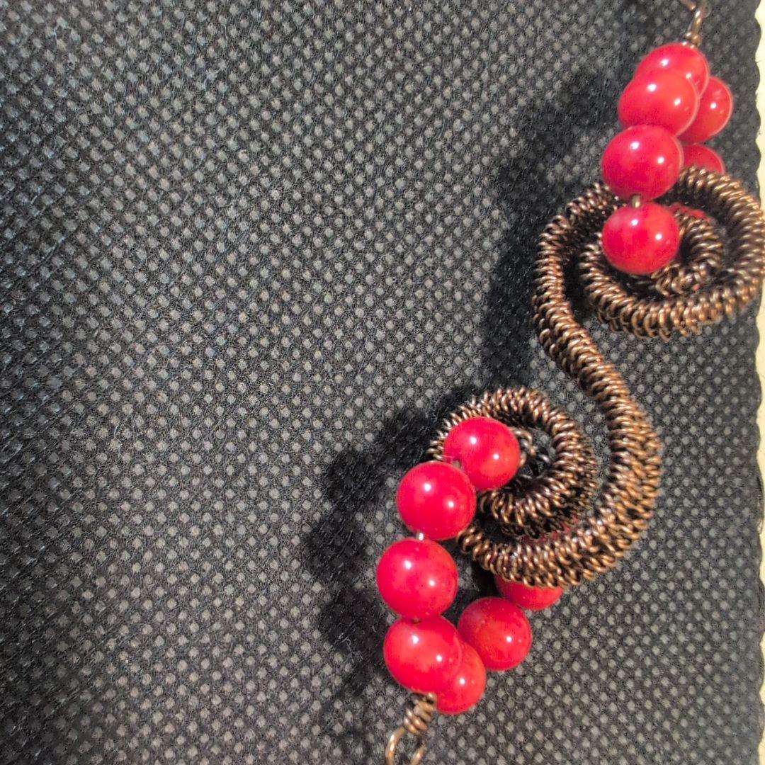 赤いビーズのスワールデザインネックレス