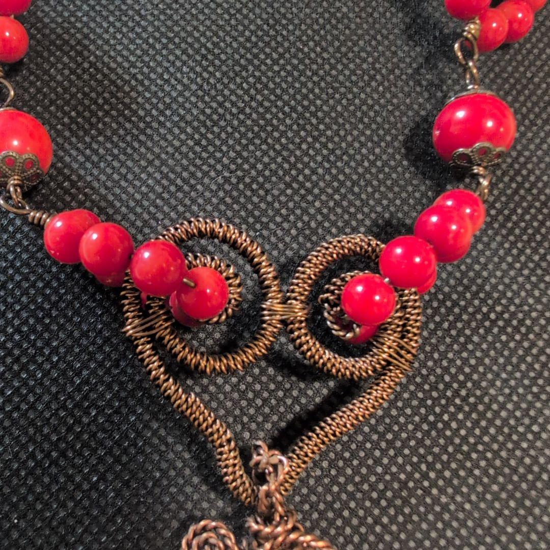 赤いビーズのスワールデザインネックレス