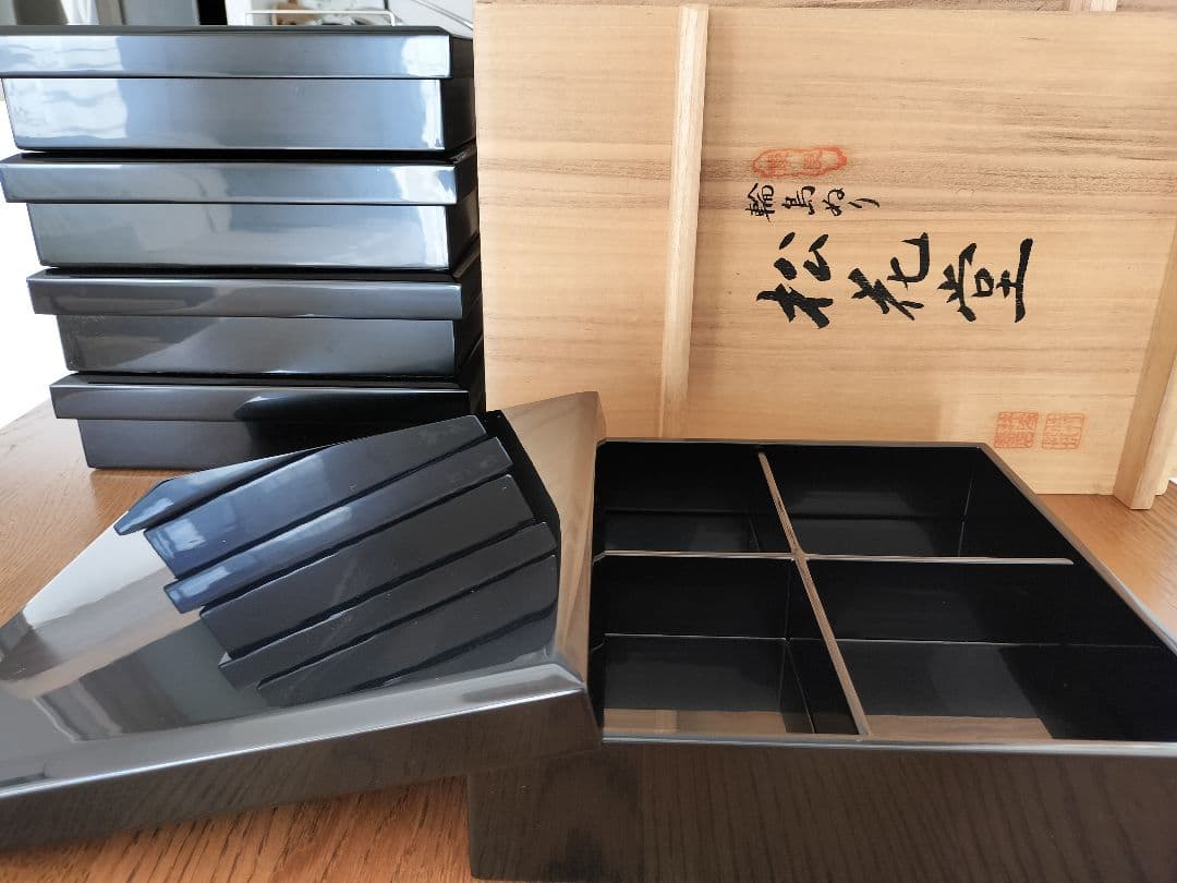 輪島塗 松花堂膳　~5客セット 黒漆器 金彩竹の絵柄付き 桐箱付き