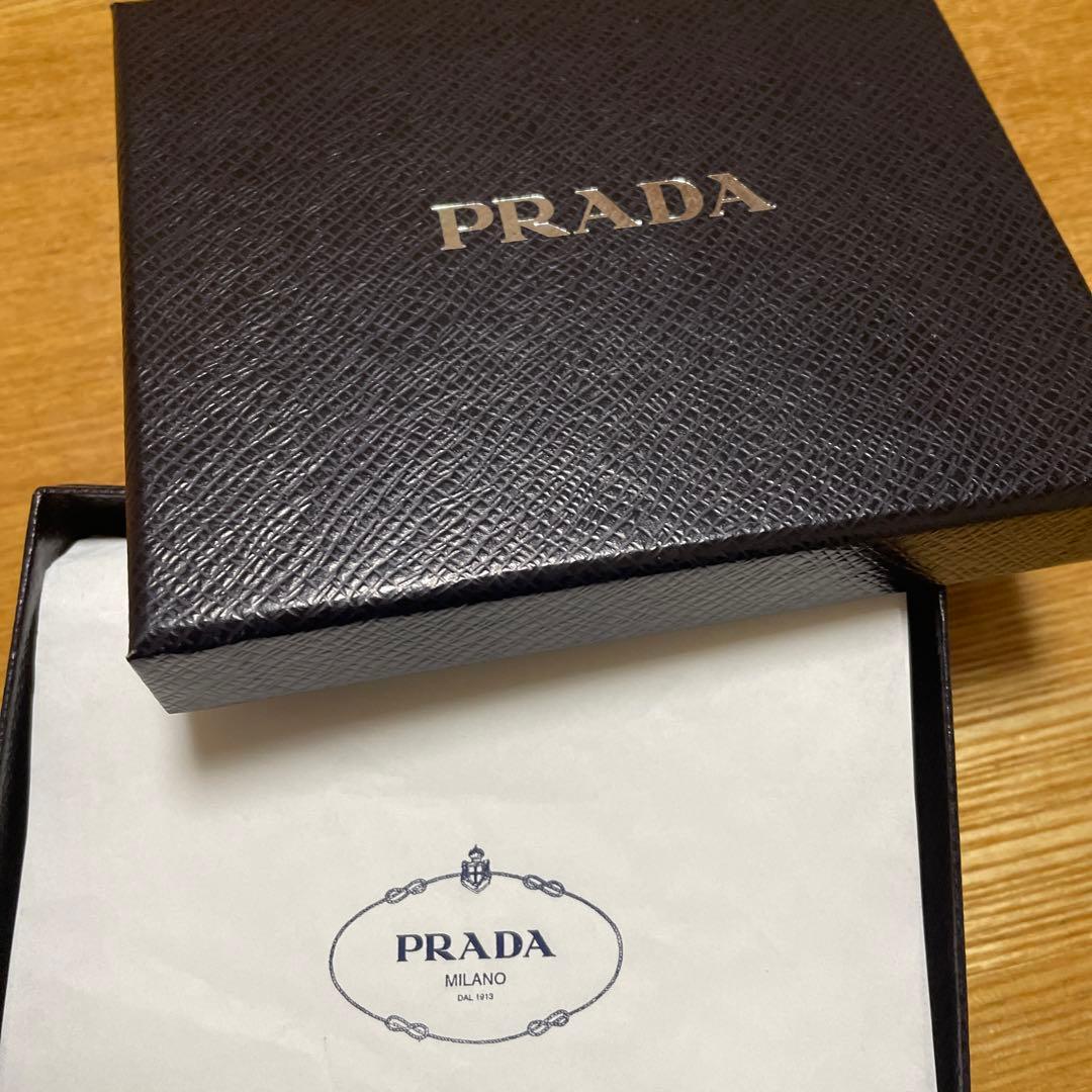 PRADA 折りたたみ財布