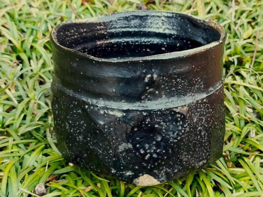 ♥美濃焼　織部黒　茶碗　桐箱　仕覆付き　引出黒　瀬戸黒　骨董品