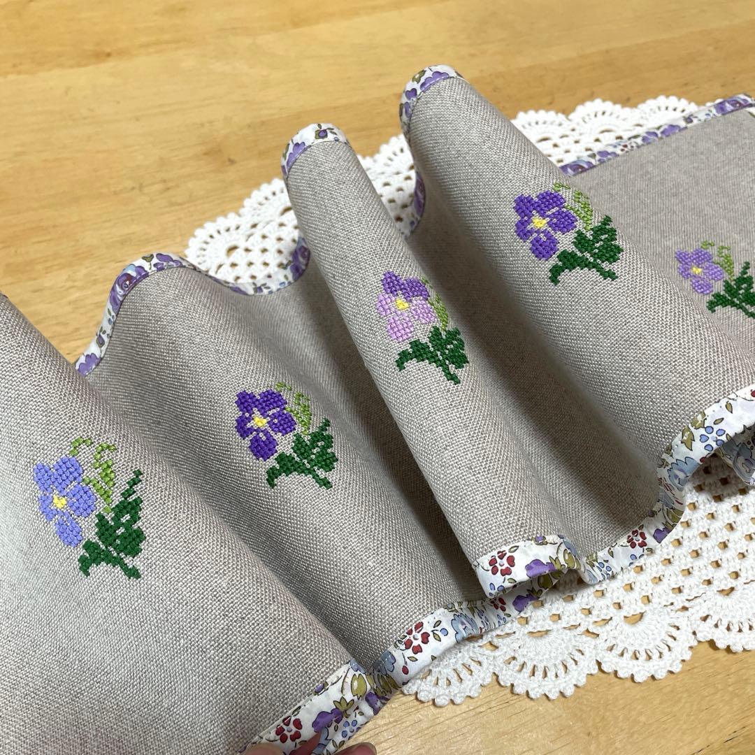 ◆専用ページ　すみれ刺繍タペストリーと がま口3点