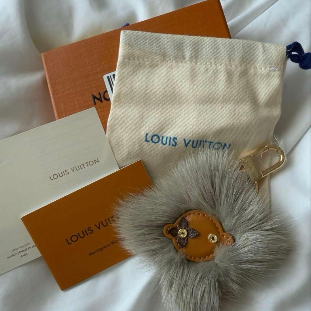 天然ファーバッグチャーム　キーホルダーキーリング　lv 6890