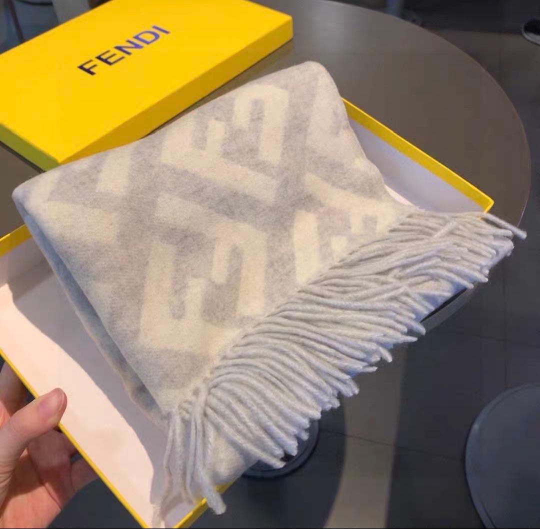 FENDI ズッカ柄 マフラー グレー系 フリンジ付き