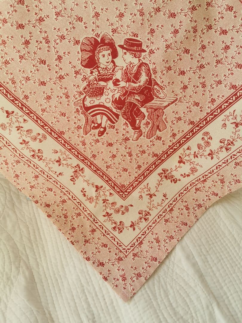 ヴィンテージフランスアルザス フォークロアの少女少女 林檎 小花のコットンクロス