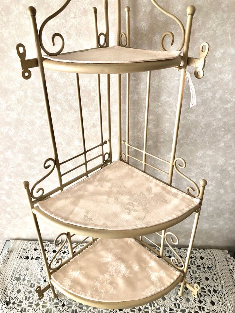 アンティーク風コーナーシェルフ　敷物付き