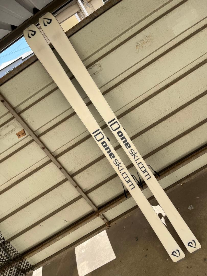 ジ*ン様 IDone スキー 板 白黒デザイン