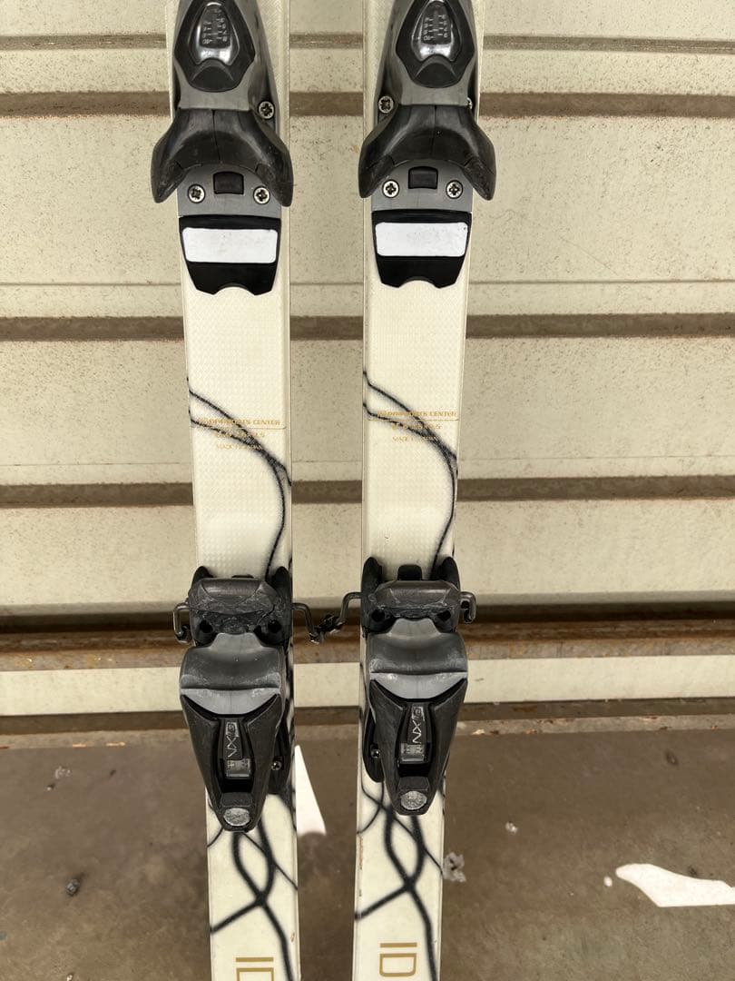 ジ*ン様 IDone スキー 板 白黒デザイン