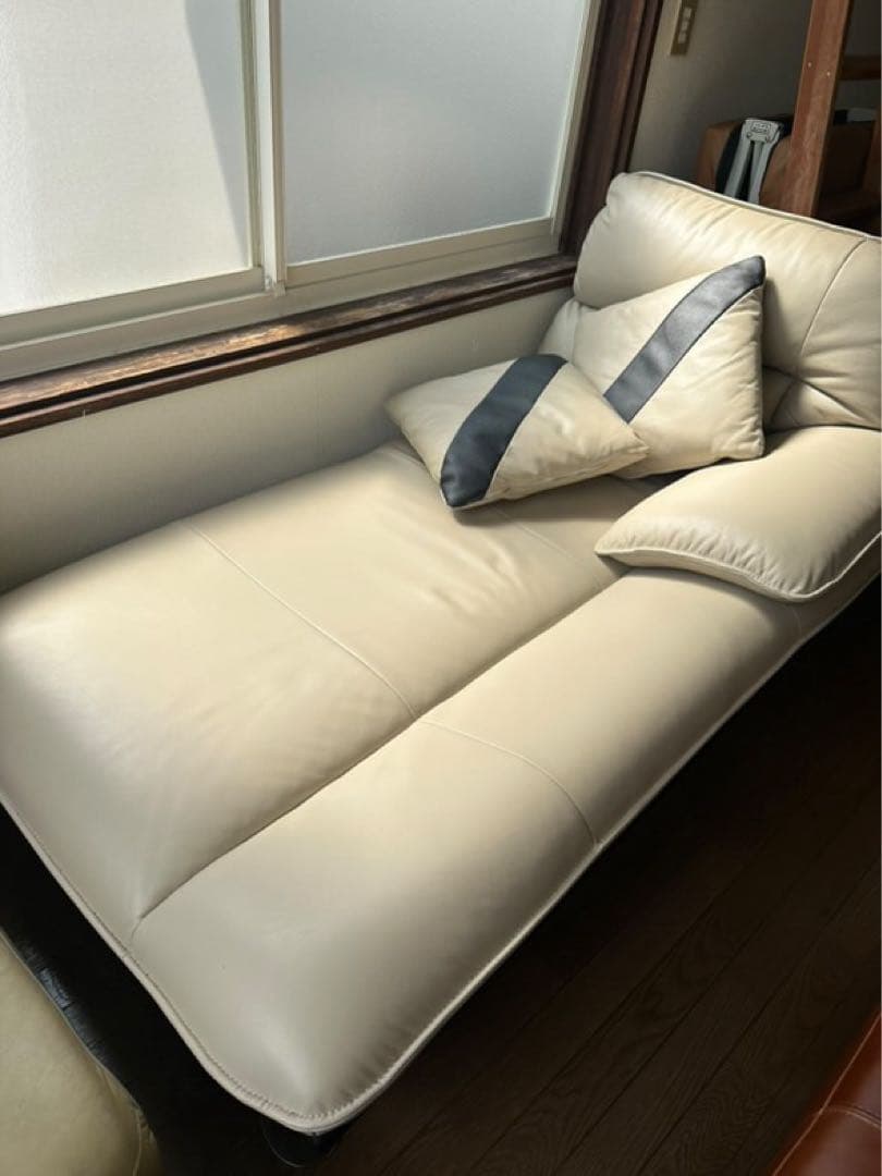 クリーム色 ロングソファ クッション付き