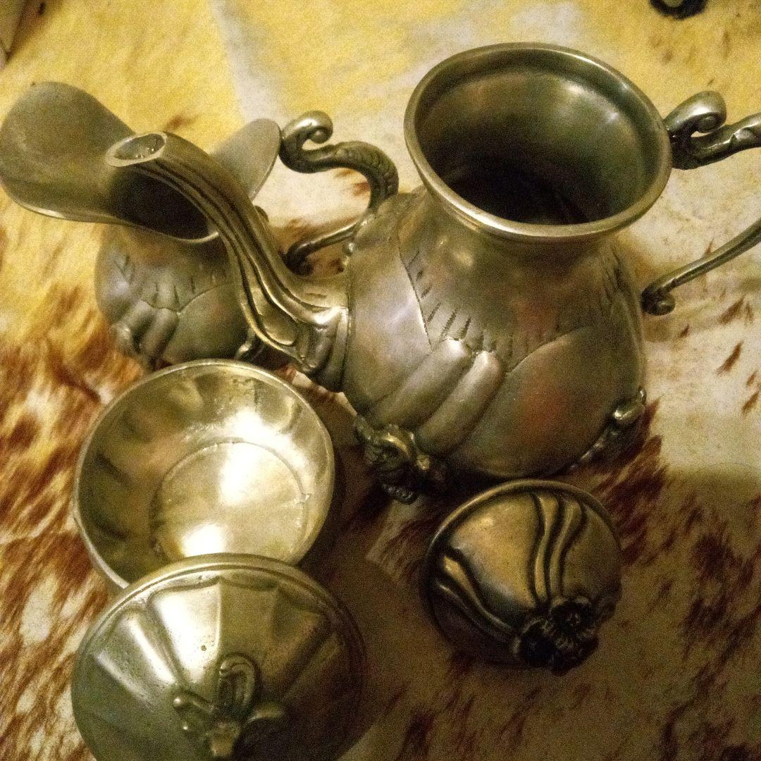 装飾的な金属製ティーポットとクリーマーセット