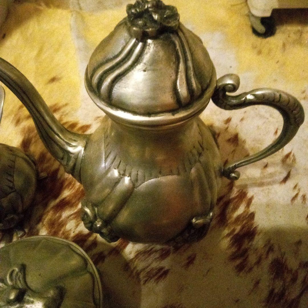装飾的な金属製ティーポットとクリーマーセット