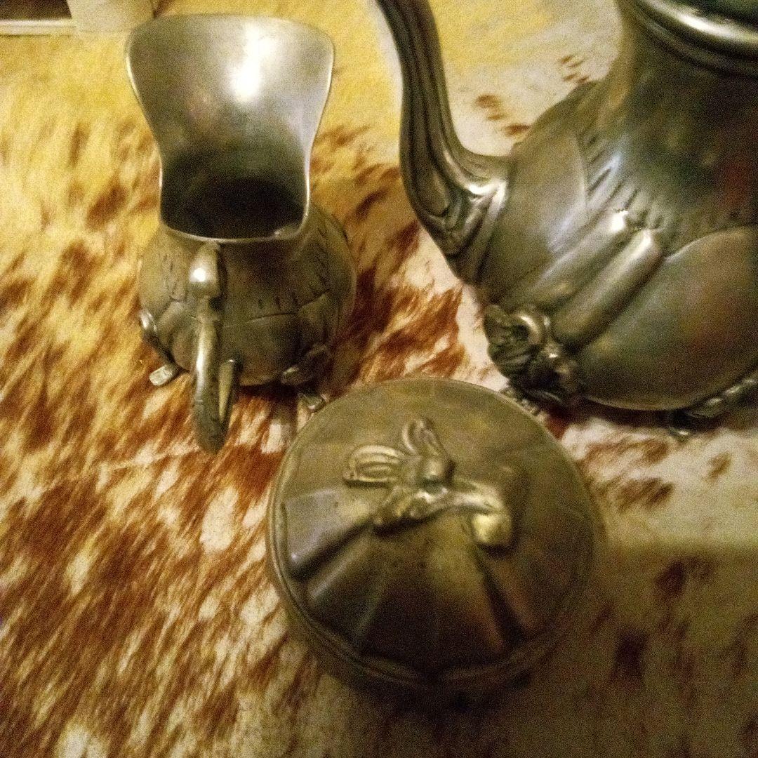 装飾的な金属製ティーポットとクリーマーセット