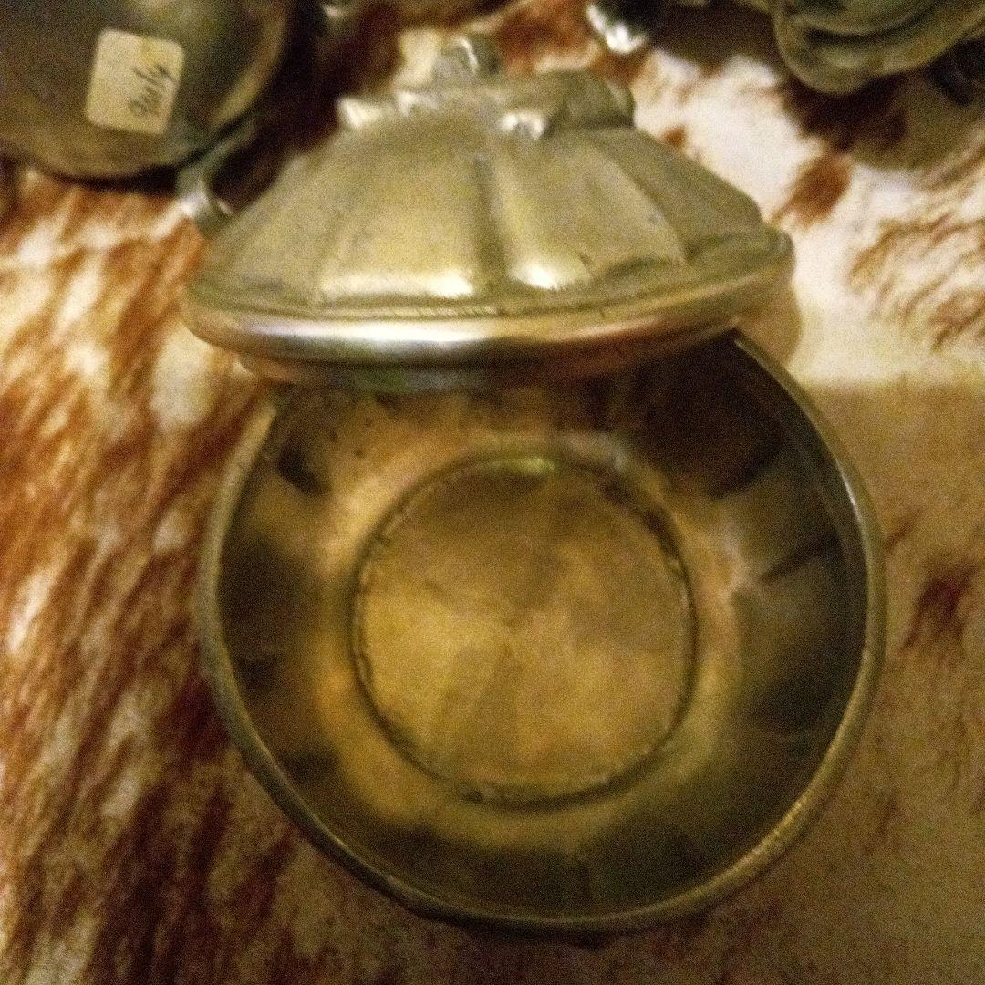 装飾的な金属製ティーポットとクリーマーセット