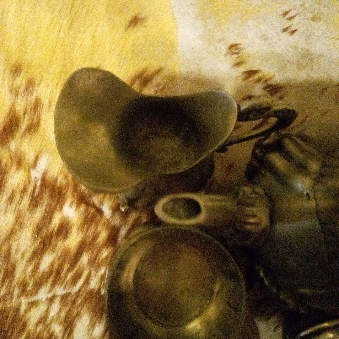 装飾的な金属製ティーポットとクリーマーセット