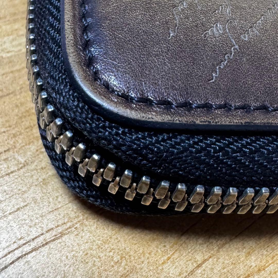 【人気モデル】ベルルッティ イタウバスクエア スクリットレザー ジップウォレット