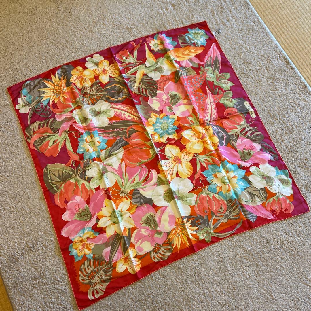 フェラガモ　シルクスカーフ 美品