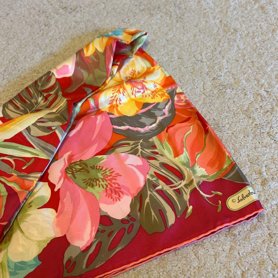 フェラガモ　シルクスカーフ 美品