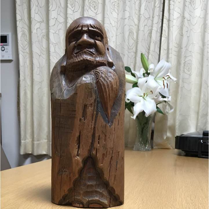 1本の木から彫られた、ダルマ様