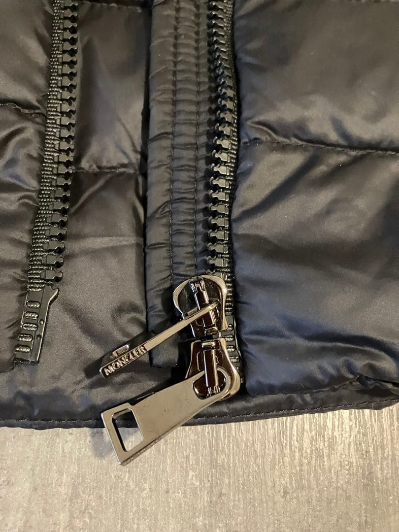 Moncler モンクレール　フードが可愛いジップアップダウンベスト