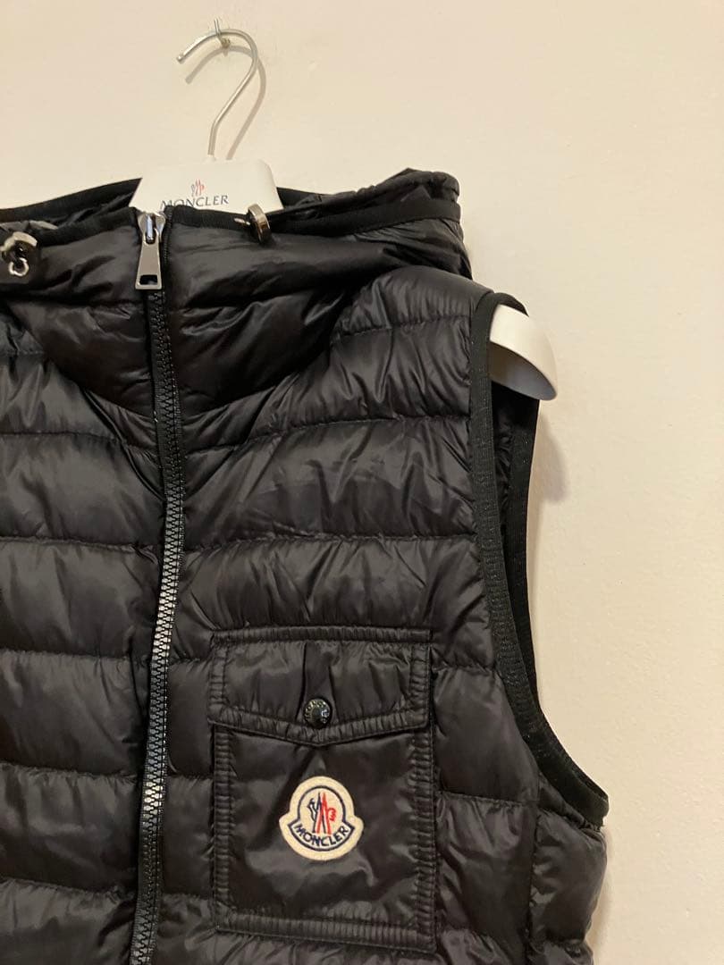 Moncler モンクレール　フードが可愛いジップアップダウンベスト
