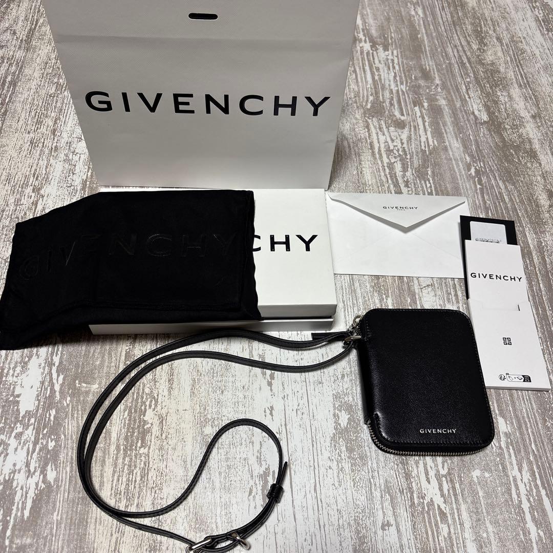GIVENCHY ブラックレザー財布
