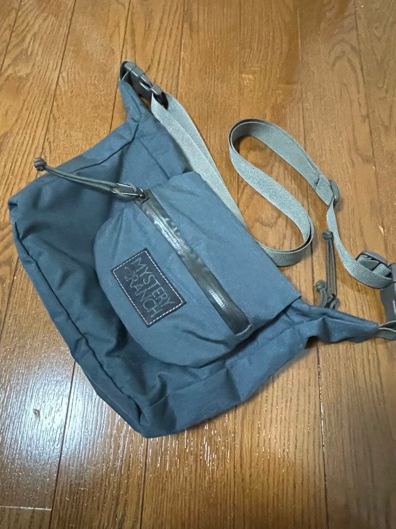 ミステリーランチMYSTERY RANCH メッセンジャーバッグ ブルーグレー